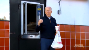 Biden in North Carolina, pausa per in un fast food per un milkshake