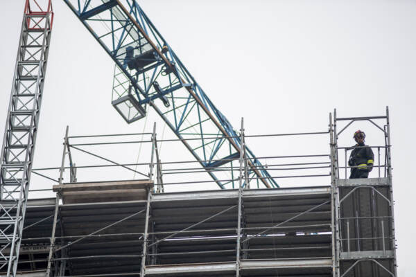 Incidente sul lavoro mortale in un cantiere di via Parravicini, muore un operaio di 28 anni