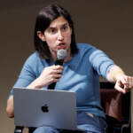 Pd, Schlein difende Report e attacca Meloni: “È peggio del Cav”