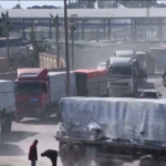 Gaza, continuano le consegne di aiuti: camion attraversano il confine a Rafah
