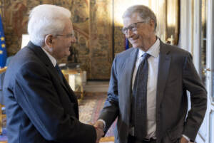 Mattarella riceve Bill Gates al Quirinale: “Non diminuire l’impegno finanziario”