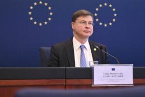 Mes, Dombrovskis: “Speriamo presto di vedere passi avanti dell’Italia”