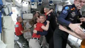 Crew Dragon arriva sulla Stazione spaziale internazionale