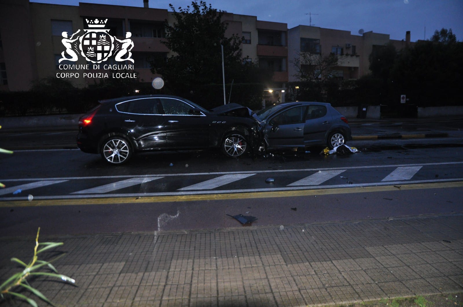 Cagliari, frontale per auto contromano: morti 2 giovani Cagliari, frontale per auto contromano: morti 2 giovani