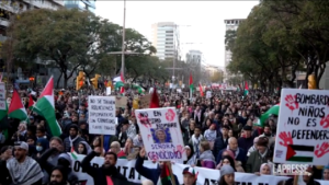 Barcellona, in migliaia a manifestazione pro-Palestina