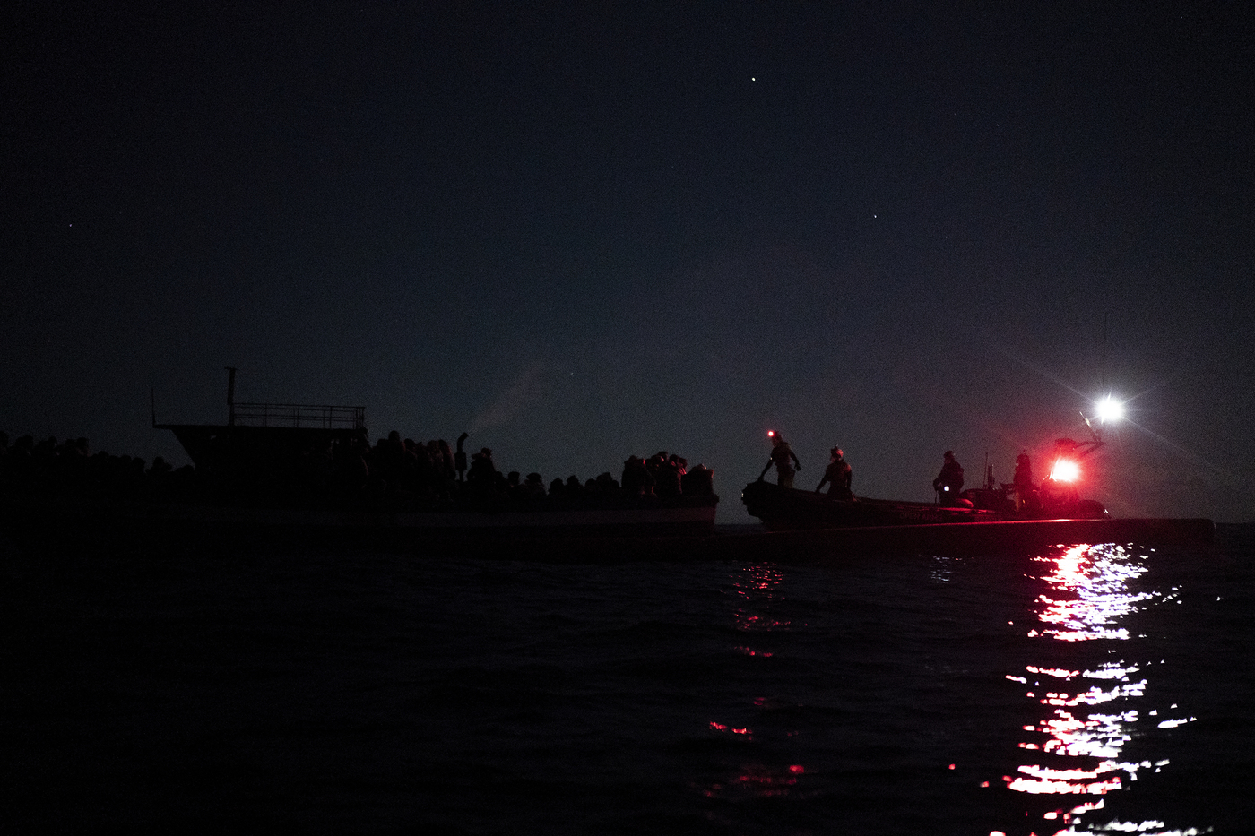 Migranti, Open Arms fermata a Crotone: “Ostacolata Guardia costiera libica”