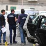 Napoli, cade dal balcone per sfuggire a killer armati: muore 50enne