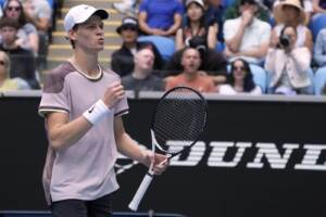 Jannik Sinner conquista gli ottavi di finale degli Australian Open 2024 battendo Sebastian Baez