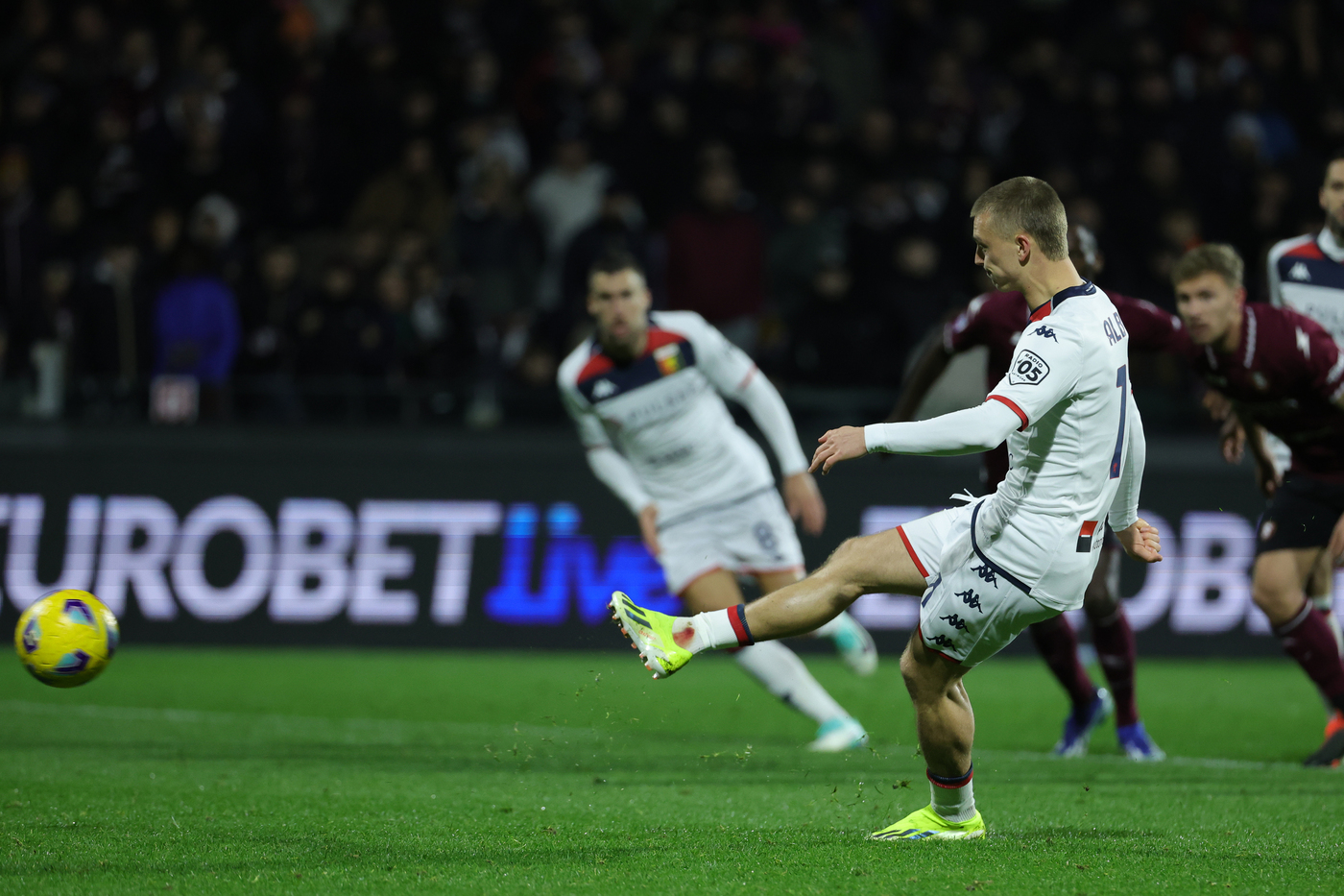 Salernitana-Genoa 1-2, decide il rigore di Gudmundsson