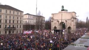 Monaco di Baviera, 200mila in piazza contro estrema destra: corteo annullato per troppa folla