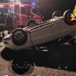 Padova, auto va fuoristrada e finisce contro palo: morto il conducente