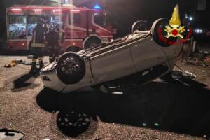 Padova, auto va fuoristrada e finisce contro palo: morto il conducente