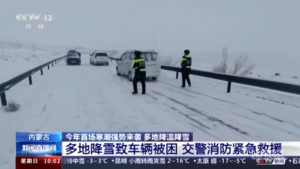 Cina, tempesta di neve nella Mongolia interna: diverse auto bloccate