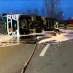 Milano, camion con acetone si ribalta su tangenziale Ovest