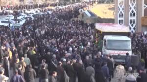 Iran, a Teheran i funerali dei 5 membri delle Guardie Rivoluzionarie uccisi da Israele in Siria