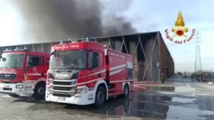 Monza, incendio in capannone industriale a Cavenago