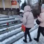 Ucraina, bombe su un mercato di Donetsk: fiori sul luogo dell’attacco