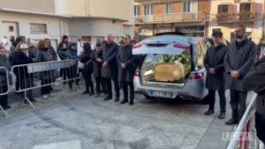 Funerali Giovanna Pedretti, l’arrivo del feretro in basilica