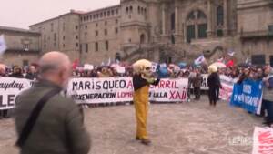 Spagna, palline plastica su spiagge: proteste a Santiago de Compostela