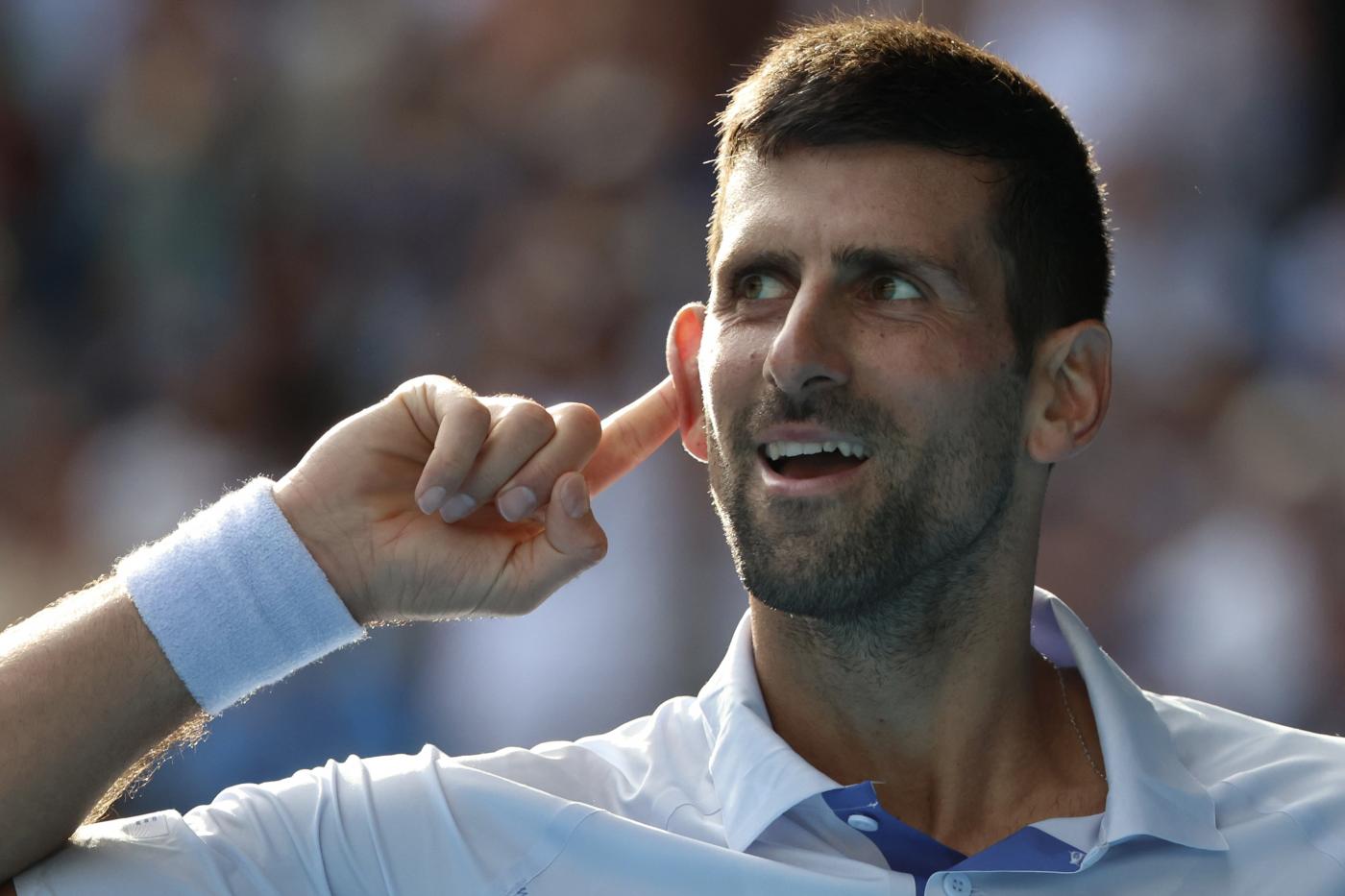 Australian Open, Djokovic soffre con Fritz ma vola in semifinale