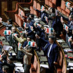 Autonomia, via libera del Senato. L’opposizione sventola il tricolore e canta l’inno