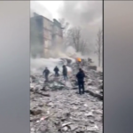 Ucraina, raid russo su Kharkiv: distrutto un palazzo residenziale