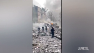 Ucraina, raid russo su Kharkiv: distrutto un palazzo residenziale