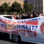 Roma, tassisti in piazza: “Chiediamo rispetto”