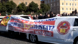 Roma, tassisti in piazza: “Chiediamo rispetto”