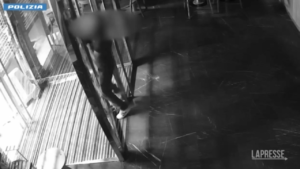 Milano, spaccate nei negozi del centro: 4 arresti. Nel video i malviventi in azione