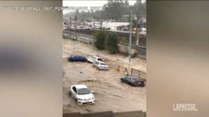 Usa, fiumi di fango trascinano via le auto a San Diego