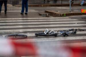 Torino, investe ciclista e fugge: arrestato per omicidio stradale