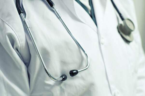 Sanità, firmato il contratto dei medici: aumenti di 150 euro al mese
