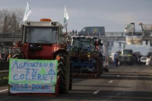 Francia, auto travolge blocco agricoltori: morta una donna