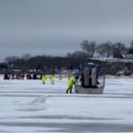Usa, bloccati nel ghiaccio sul lago Erie in Ohio: il salvataggio della Guardia costiera