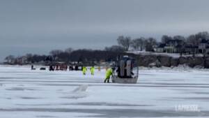 Usa, bloccati nel ghiaccio sul lago Erie in Ohio: il salvataggio della Guardia costiera