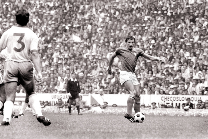 Galleria foto 'Gigi Riva, un mazzo di rose rosse nel ristorante ‘La Stella Marina’ per ricordarlo' - foto 5