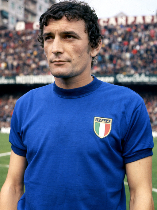 Galleria foto 'Gigi Riva, un mazzo di rose rosse nel ristorante ‘La Stella Marina’ per ricordarlo' - foto 19