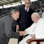 Gigi Riva, l’incontro con Papa Wojtyla nel 1981: “Anch’io giocavo a calcio”