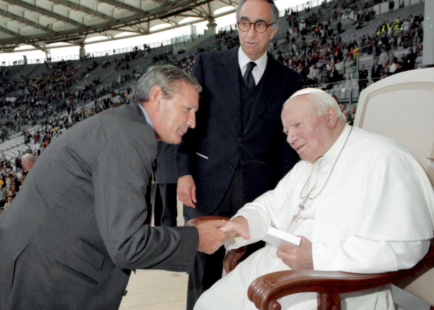 Gigi Riva, l’incontro con Papa Wojtyla nel 1981: “Anch’io giocavo a calcio”