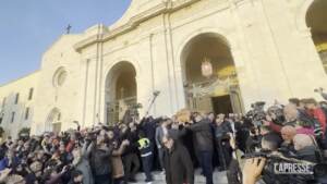 Funerali Gigi Riva, a Cagliari applausi all’uscita del feretro
