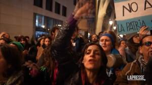 Barcellona, in centinaia protestano contro il presidente argentino Milei
