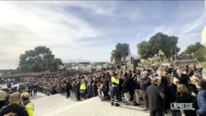 Funerali Gigi Riva, una folla immensa accoglie il feretro