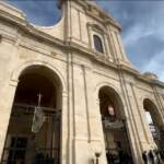 Funerali Gigi Riva, si riempie il sagrato davanti alla Basilica di Bonària di Cagliari
