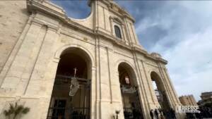 Funerali Gigi Riva, si riempie il sagrato davanti alla Basilica di Bonària di Cagliari
