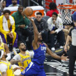 Nba, i Clippers vincono il derby di L.A: tripla doppia per Kawhi Leonard