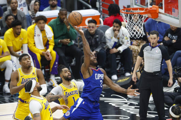 Nba, i Clippers vincono il derby di L.A: tripla doppia per Kawhi Leonard