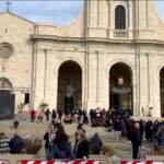 Funerali Riva, iniziato l’afflusso alla basilica di Bonaria