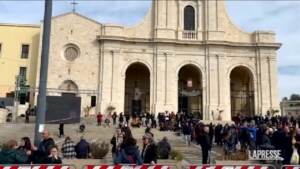 Funerali Riva, iniziato l’afflusso alla basilica di Bonaria