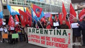 Sciopero generale in Argentina, presidio di solidarietà di Cgil e Uil a Milano
